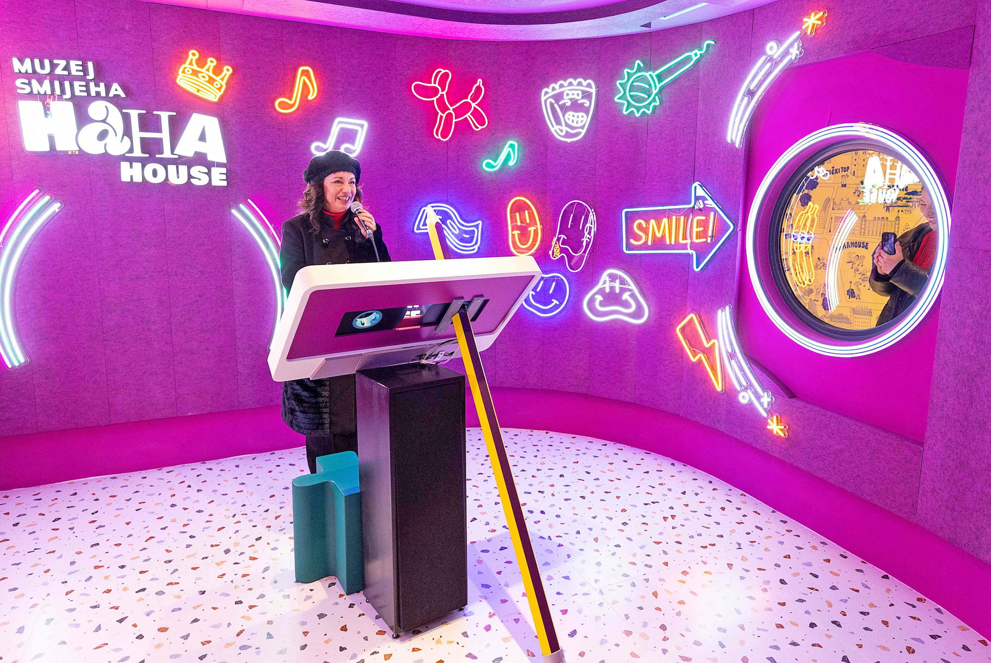 遊客在笑聲博物館的卡拉OK室唱歌